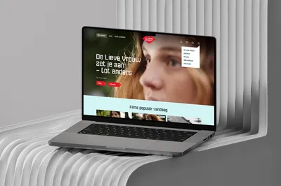 Macbook--pro-on-pinaplast-bench-v-isometric